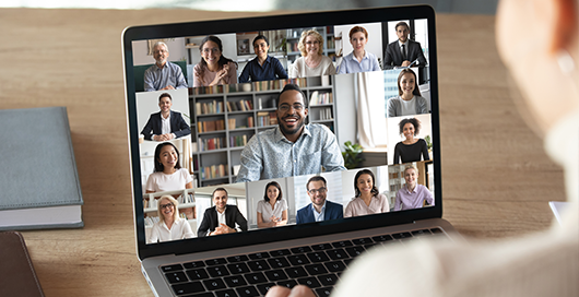 Video call with leadership team 与领导团队的视频通话